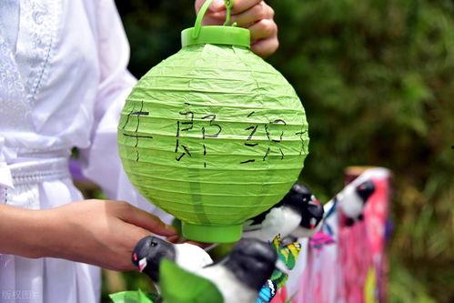 苏州情侣吃瓜,共享悠闲时光