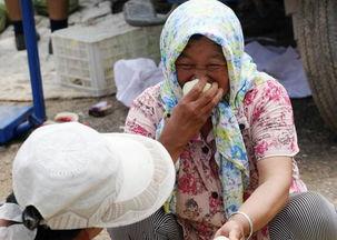 乡下大妈吃瓜,乡下大妈的夏日吃瓜盛宴