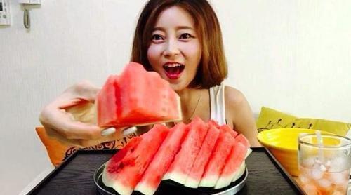 韩国美女吃瓜,揭秘娱乐圈幕后故事